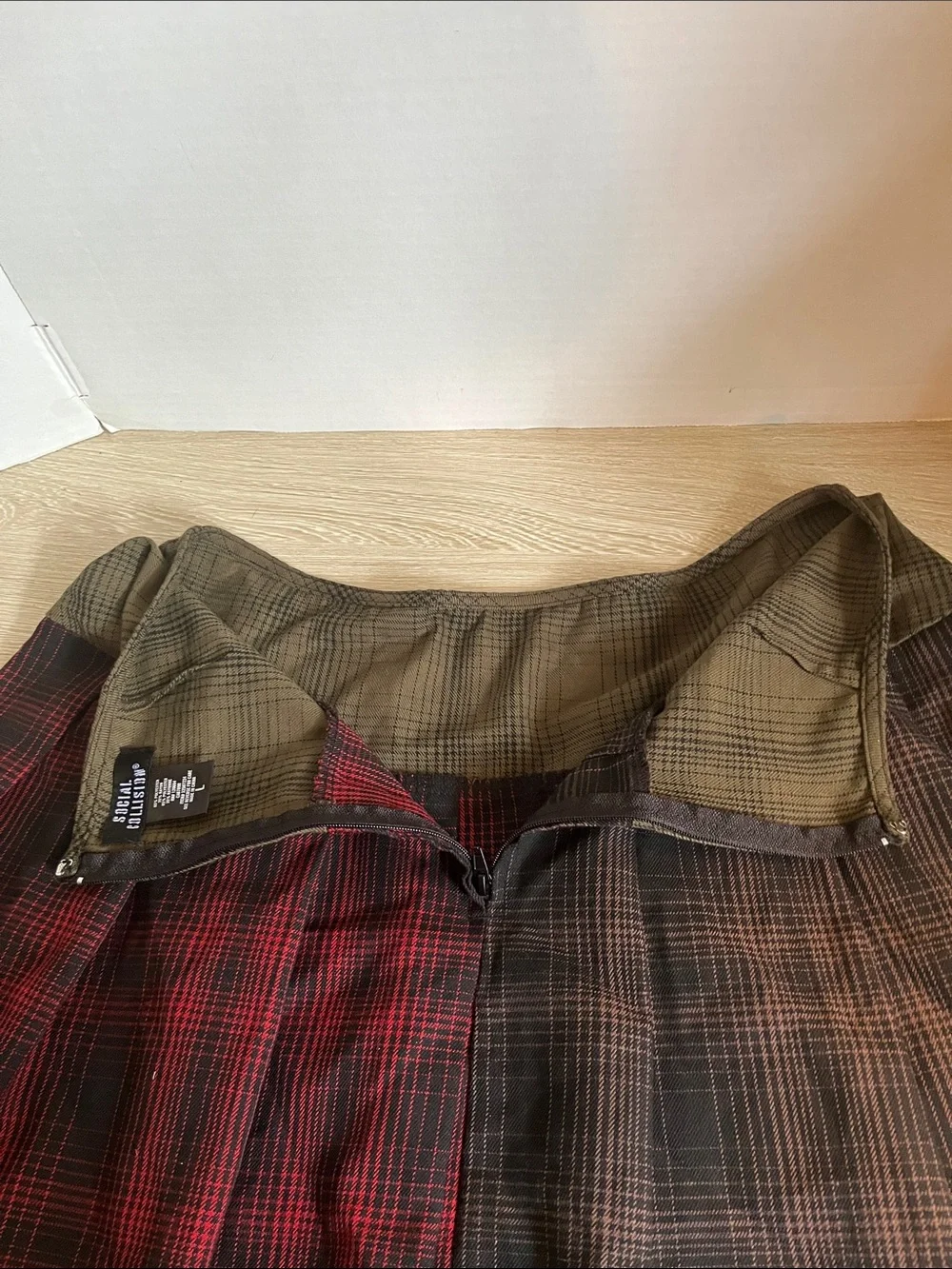 Two-Tone Plaid Pleated Mini Skirt - Red and Black
